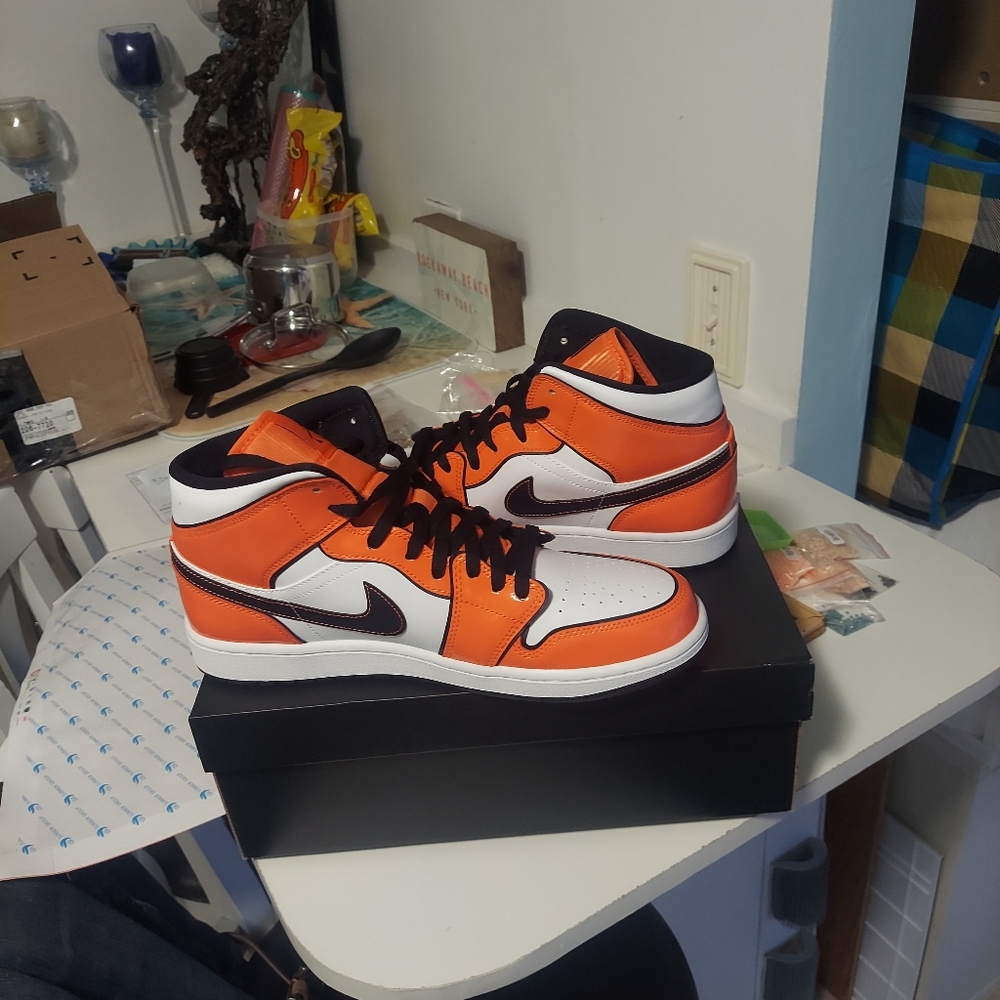 Air Jordan 1 MiD SE Orange